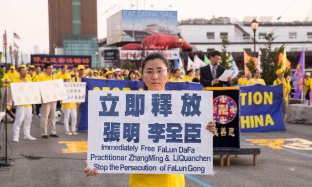 ג'אנג הונג-יו בעצרת להעלאת המודעות על מעצר אביה בסין, סמוך לקונסוליה הסינית במנהטן, ניו יורק, ב-16 ביולי 2018. (לארי דיי, האפוק טיימס) 